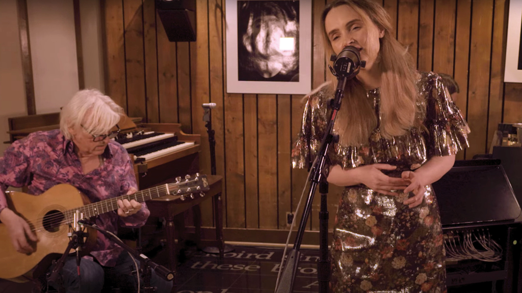 Emma Swift performs Bob Dylan's 'Simple Twist of Fate'
