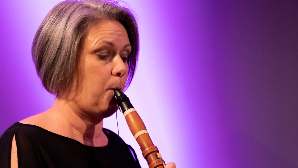 Nicole van Bruggen playing clarinet